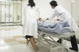 最近有人吐槽，医院的医生为什么5点就下班了？告诉你真实的情况图片