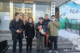 国家一级保护动物白鹤幼鸟因暴雪“掉队”，沈阳猛禽救助中心：小鹤身体虚弱，估计今年飞走不了图片