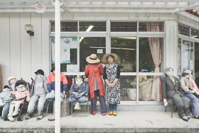 日本有个恐怖村庄,奶奶按照逝者原型做了300个人形,日夜陪自己