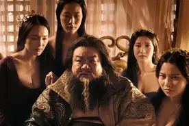 真三国无双里200斤董卓，和5个美女拍亲密戏，心里想的却是吃葡萄图片