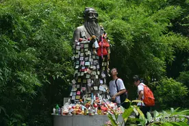 南宁：孔子牛顿雕像贴满“愿望条”供水果零食 学生：神助获庇佑图片