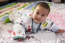 8个月宝宝顺畅爬行，爸爸当初这样引导的，只需要家里一样小东西视频封面