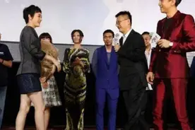 邓超出席活动现场偶遇孙俪，邓超接下来的动作让网友笑的站不起来图片