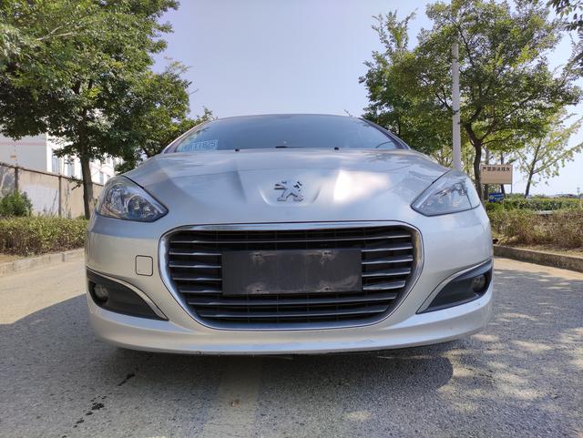 2万多买的12年标致308,新车落地十几万,底盘比大众都稳