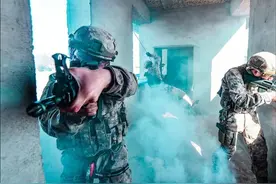 新型单兵系统、全息瞄准镜，东部战区王牌特种部队“红四连”图片