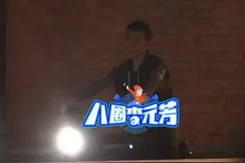 王思聪好友秦奋与友人聚会，骑3万电动车出行，未戴头盔疑违规图片