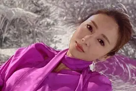 黎姿这回穿得像老板娘，玫红衬衣配牛仔裤霸气干练，一字眉好韩范图片