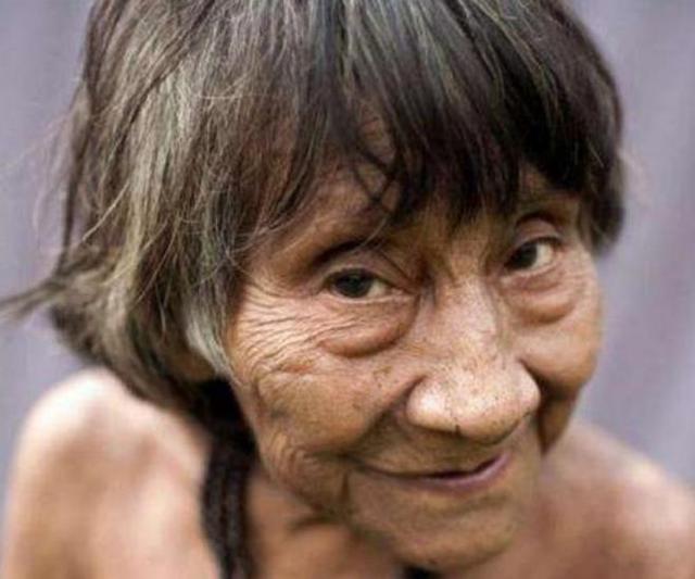 巴西原始部落 巴西的原始印第安人部落,成年礼很"残酷",独特标志非常