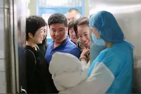 爸爸给娃取名“晓凡”，护士手误多添一笔，妈妈：就这个不改了图片