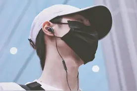 王一博带口罩合集，大帅哥就是什么都挡住了也能苏你一脸的水平图片