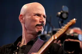 美国传奇乐队吉他手去世，享年70岁，乐队发文：我们感到心碎图片