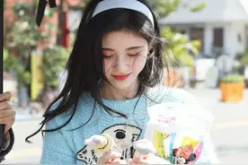 鞠婧祎撞衫杨幂同款毛衣，把细节与官网图对比，谁穿高仿一目了然图片