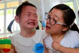 爸爸姓“房”，女儿上学老师从不敢点名，老师：一叫名全班就乱套图片