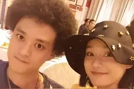 赵英俊治病两年未婚妻不离不弃，他离世时女方紧紧抱着遗体不放图片