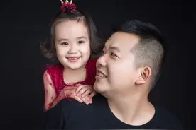 父亲节收到的父亲节礼物，甜宠老爸和萌娃朵朵的合照写真图片