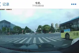 迷幻步伐，蛇形走位！泰州这辆公交车被市民疯狂吐槽图片