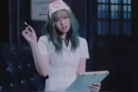 继Jennie护士服后，女团职业装也被韩网友批评，是对上班族不尊重图片