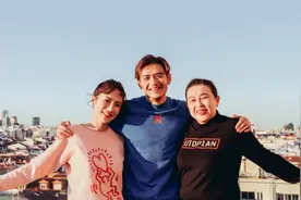 杨烁一家出游，王黎雯运动装配麻花辫俏皮减龄，34岁美成24岁图片