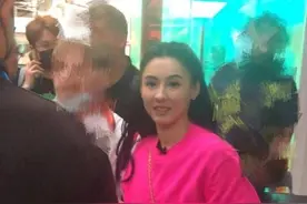 41岁张柏芝曝生图，瘦到手上青筋突出明显，身材还被拍成五五分图片
