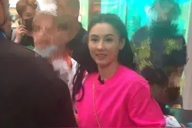 41岁张柏芝曝生图，瘦到手上青筋突出明显，身材还被拍成五五分图片