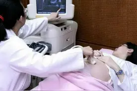 孕妈怀孕3个月就走不了路，家人担忧，医生检查后却意外发现惊喜图片