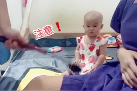 广东一妈妈身体不适要奶奶拿按摩锤敲打，宝宝看到后瞬间心疼哭了图片