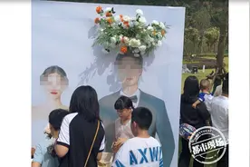 尴尬了！婚礼现场有亲戚告诉新人，迎宾喷绘上2个名字都印错了图片