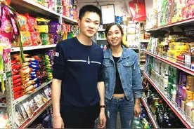 山东夫妻开小卖部，帮广告商“拉皮条”，一年内买一套房，太贼了图片
