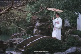 苏州最小的石拱桥在最小的园林，我勉强站得上去！图片