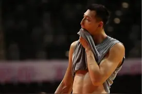 易建联的腹肌，姚明的腹肌，周琦的腹肌，没有对比就没有尴尬图片