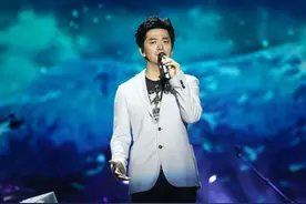 2020中国好声音：李健翻唱李宇春抒情歌曲漂浮地铁，让人沉醉图片