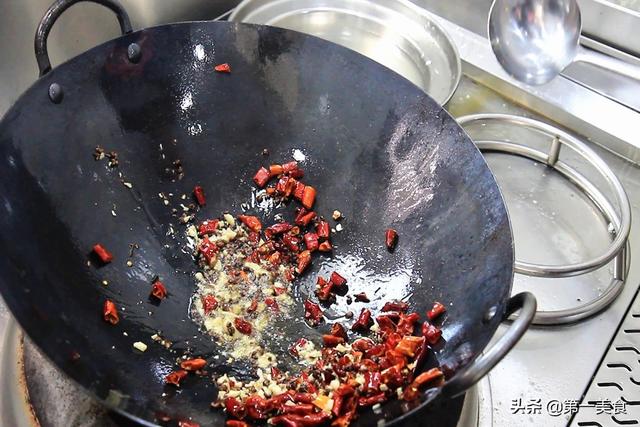金蝉这样做、没有一点土腥味，一口一个、焦香酥脆比饭店的还好吃