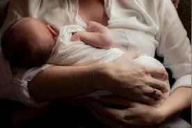 夏天喂母乳真尴尬！溢奶+出汗，身上每天都湿漉漉的图片