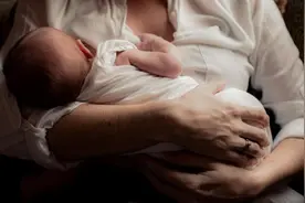 夏天喂母乳真尴尬！溢奶+出汗，身上每天都湿漉漉的图片