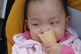 夏天常吃冰淇淋的孩子，会受到哪些影响？与不吃冰淇的娃差别很大图片