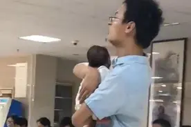 “慌乱”奶爸走红网络，抱着刚出生宝宝如临大敌，笑翻一众网友图片