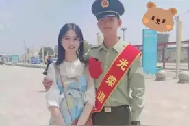 男子为了庆祝哥们退役归来，竟然穿女装欢迎图片