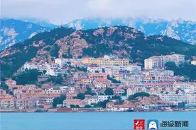 探访青岛小众沙滩：一半蔚蓝海岸一半古朴渔村 神似“意大利五渔村”图片