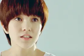 女子长得好漂亮，小葵看得都心动了，转身邀请她参加社团视频封面