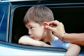 “国民小暖男”7岁了，爸妈为他举办生日派对，一家三口幸福甜蜜图片