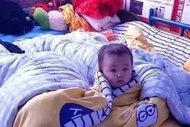 爸爸下班回家，发现宝宝在看动画片，看到宝宝表情后笑翻孟婆汤掺水了图片