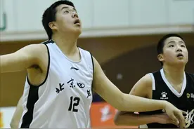 王治郅17岁儿子现状：肚大腰圆、行动迟缓，你还觉得他未来可期？图片