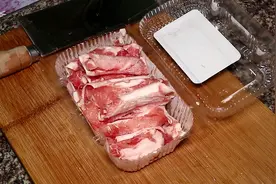 羊肉不要直接炒，教你这个做法，好吃又下饭，一大盘不够吃视频封面