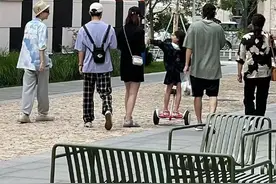 戚薇一家度假被偶遇，李承铉忙照看女儿，Lucky骑平衡车暴风抽高图片