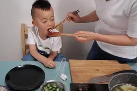 天气渐暖，2种水果还是要少给孩子吃，伤脾胃，家长别不以为意图片
