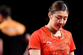 国乒陈梦腰伤复发，队医帮助恢复时，网友：不能换女队医吗？图片
