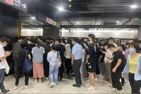 早高峰地铁站内客流“对冲”市民建议：加装护栏引导乘客图片