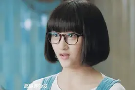 女生主动提出睡沙发，男子在房间睡不着，还是忍不住出去了