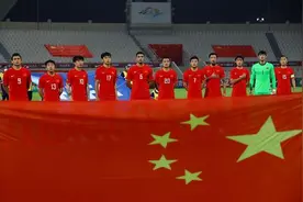 在升国旗、唱国歌时，我们怎么做才是符合法规的正确礼仪？图片