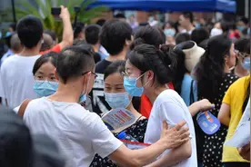 儿子高考估分700多，父亲发朋友圈炫耀“清华见”，结果被泼冷水图片